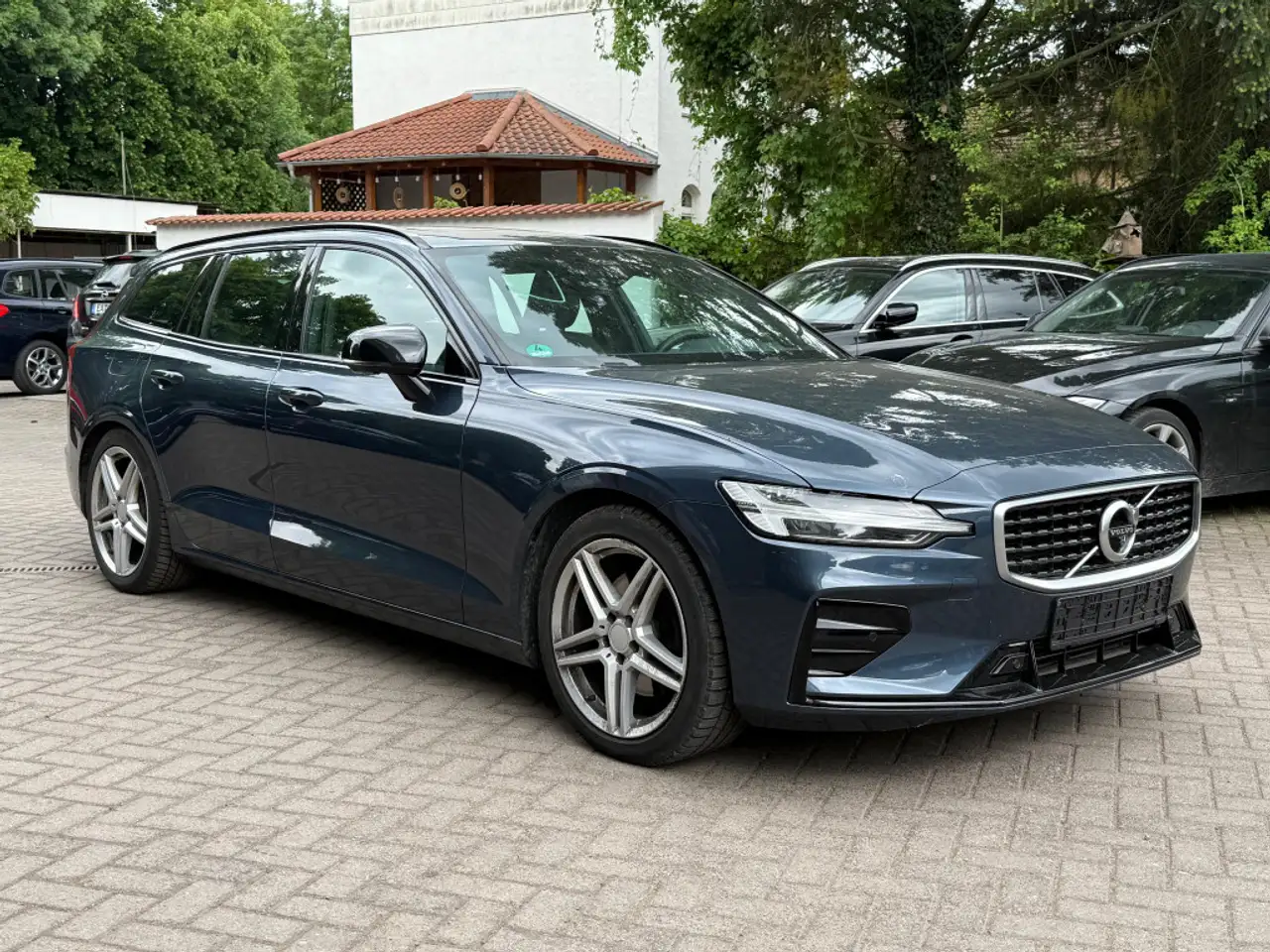 V60D4 Aut. R Design LED+NAV+AHK+SHZ+PANO+360°+