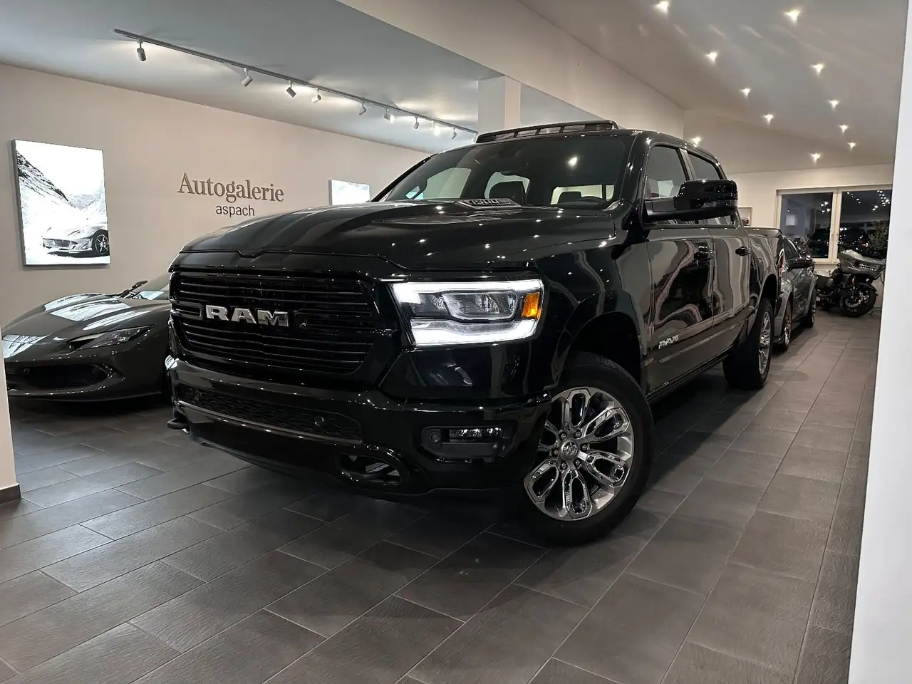 RAM5,7-V8|LARAMIE Sport|Luftfed|20"|LPG|eTorque