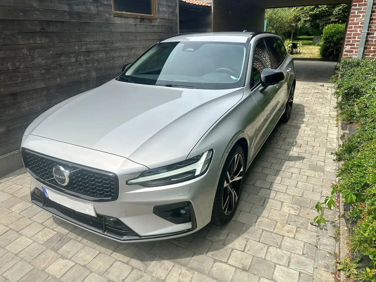 V60V60 Plus B3 Mild Hybrid Dark