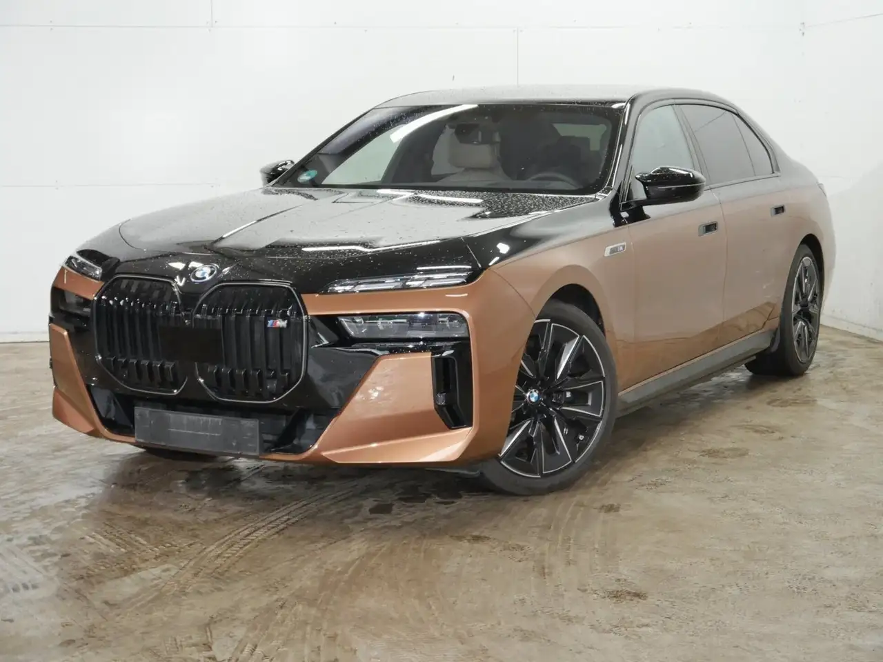 i7M70 xDrive Limousine Sonderlackierung B&W Surround