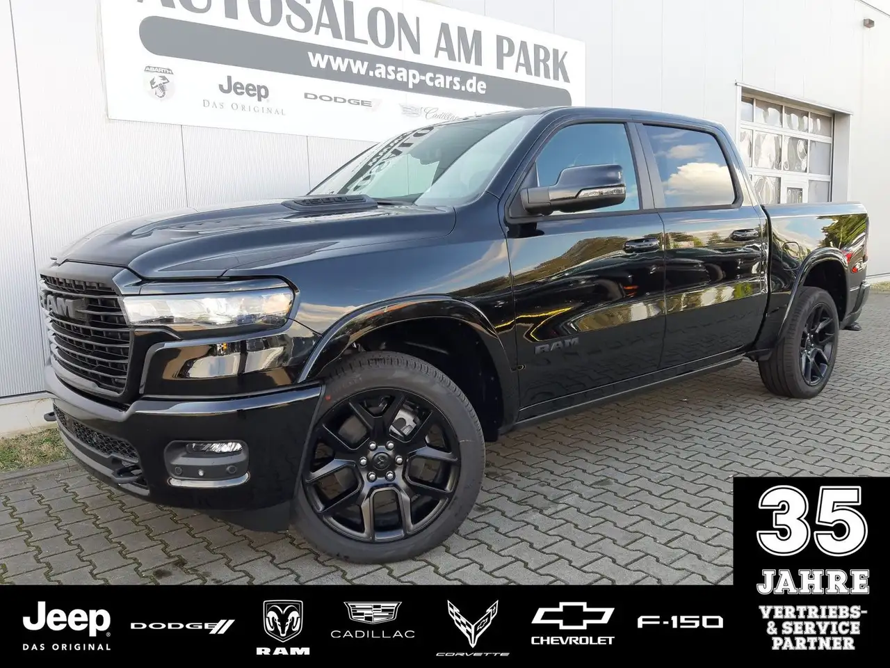 RAMDodge RAM 1500 Crew Cab Laramie Night Premium 3.