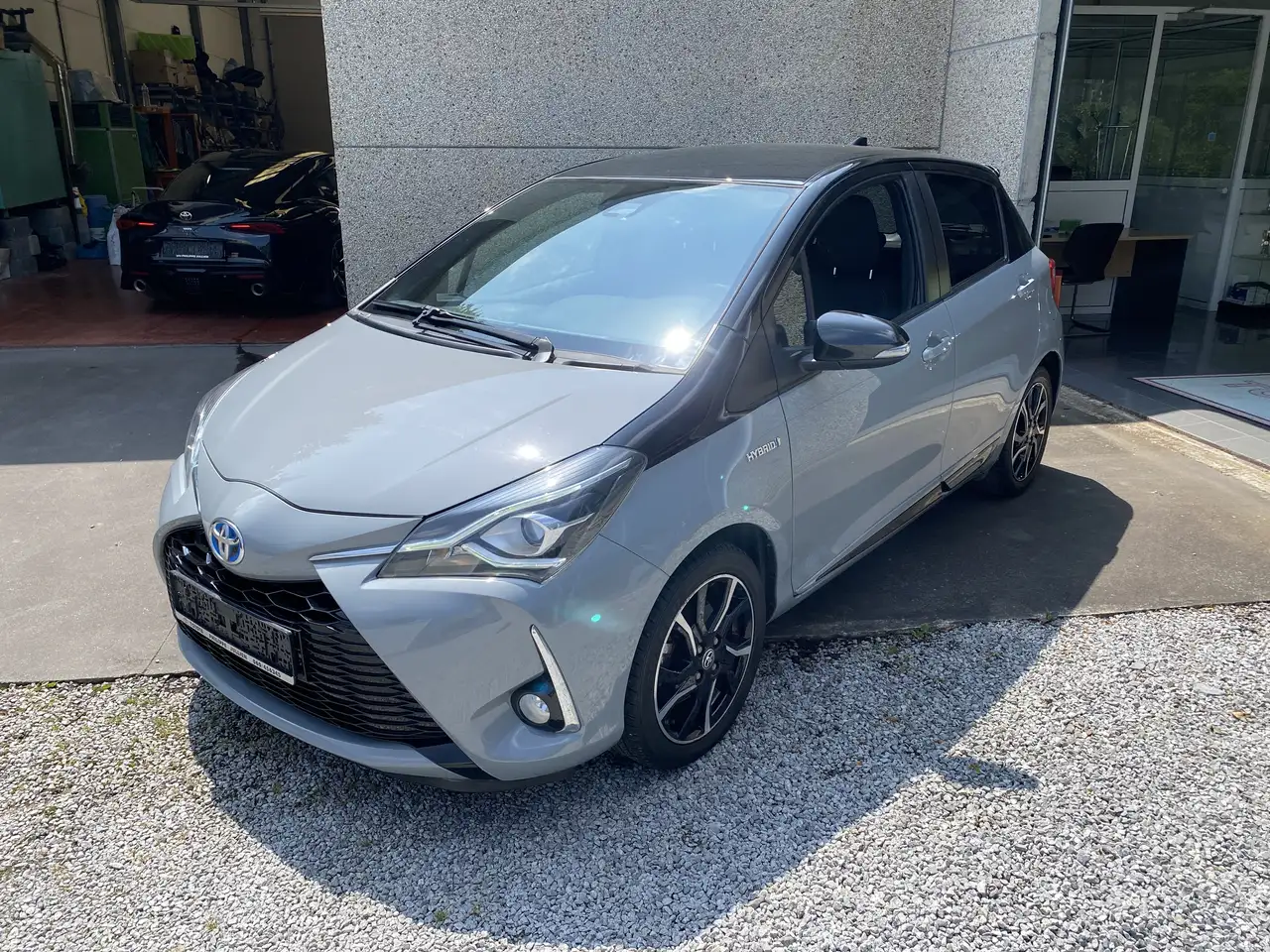 Yaris1.5i VVT-i Hybrid Comfort Bi-tone