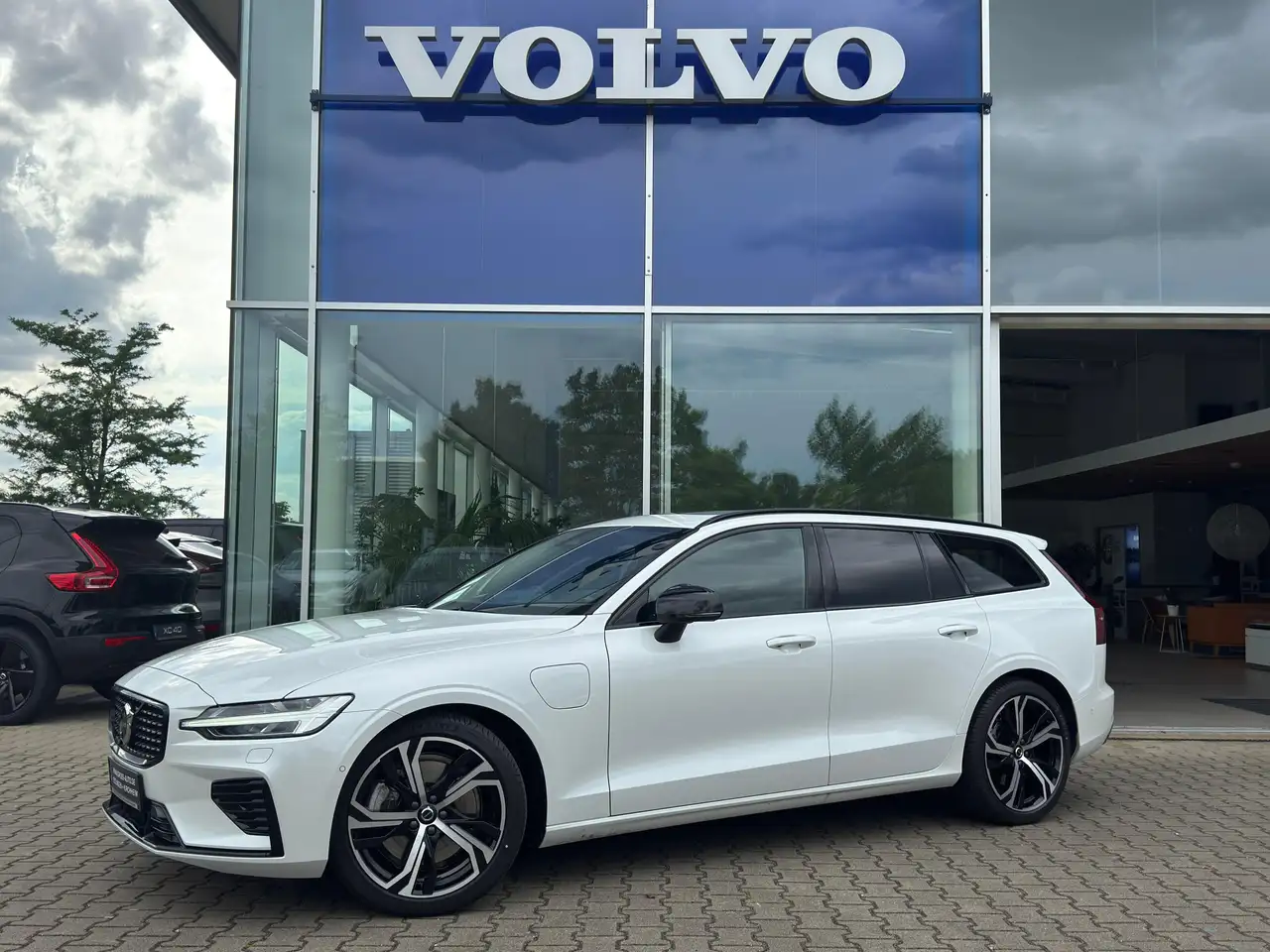 V60T6 Plus Dark Recharge Plug-In Hybrid AWD