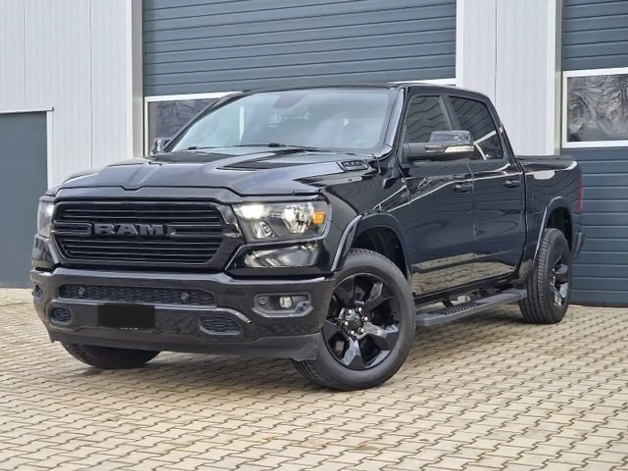 RAMRAM 1500 4x4 Bighorn Night Kamera AHK PDC