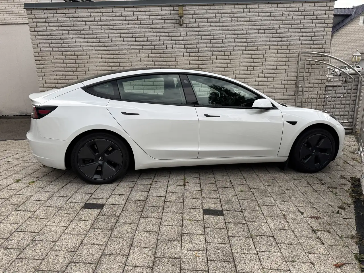Model 3Standard mit Sommer und Winterreifensatz + AHK