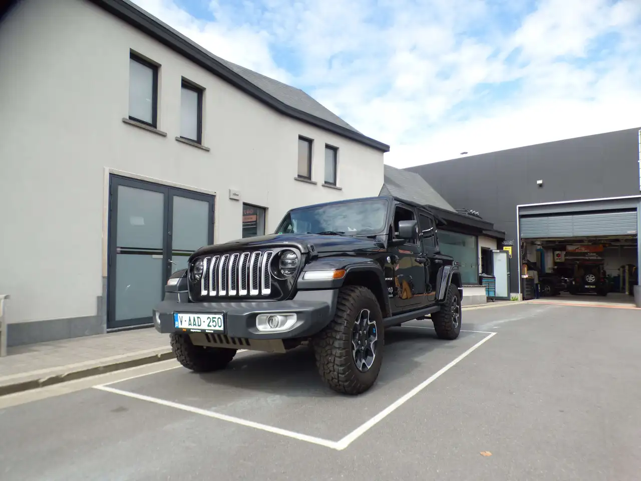 Wrangler2.0 Turbo Sahara**73000km**Black**