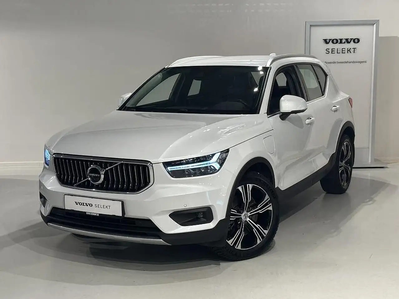 XC40T4 Recharge Inscription Expression