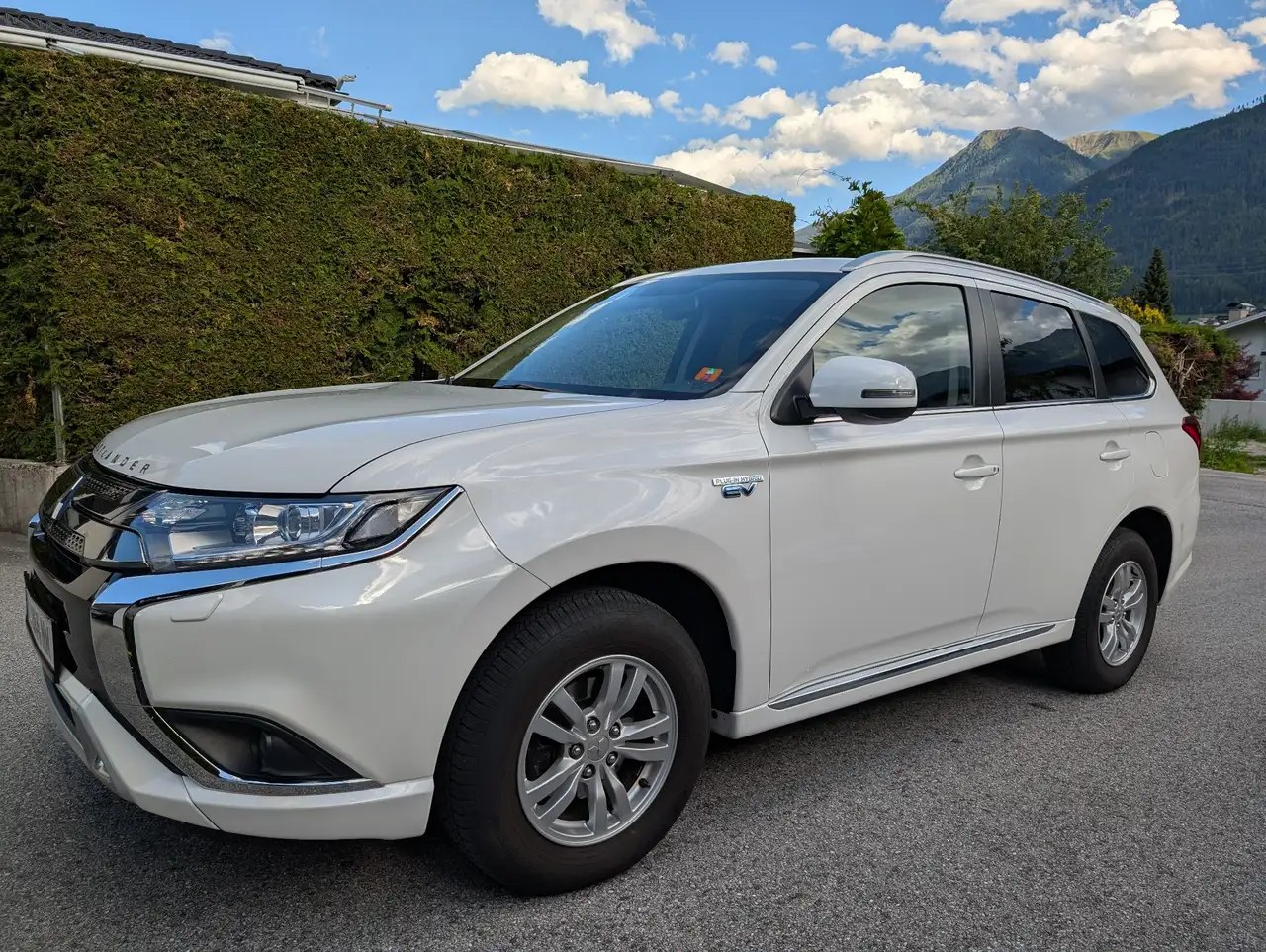 Outlander2,4 PHEV 4WD Intense, AHK, 8-fach bereift