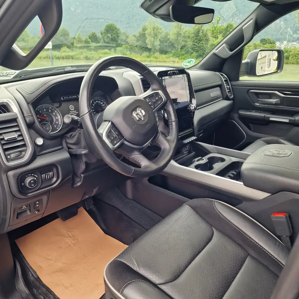 RAMRAM 1500 Laramie Quad Cab Night Edition