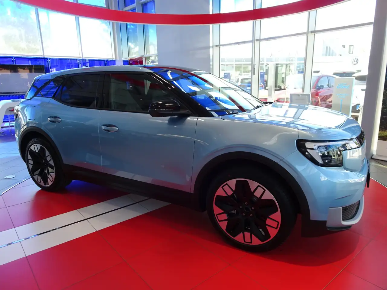 ExplorerPremium BEV AWD NAVI*360°PANO*AHK*LM21