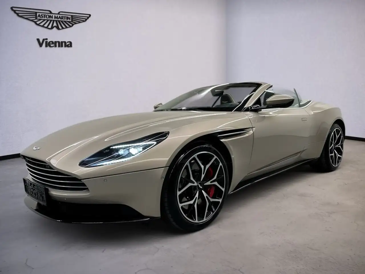DB114.0 V8 Volante - Pearl Blonde