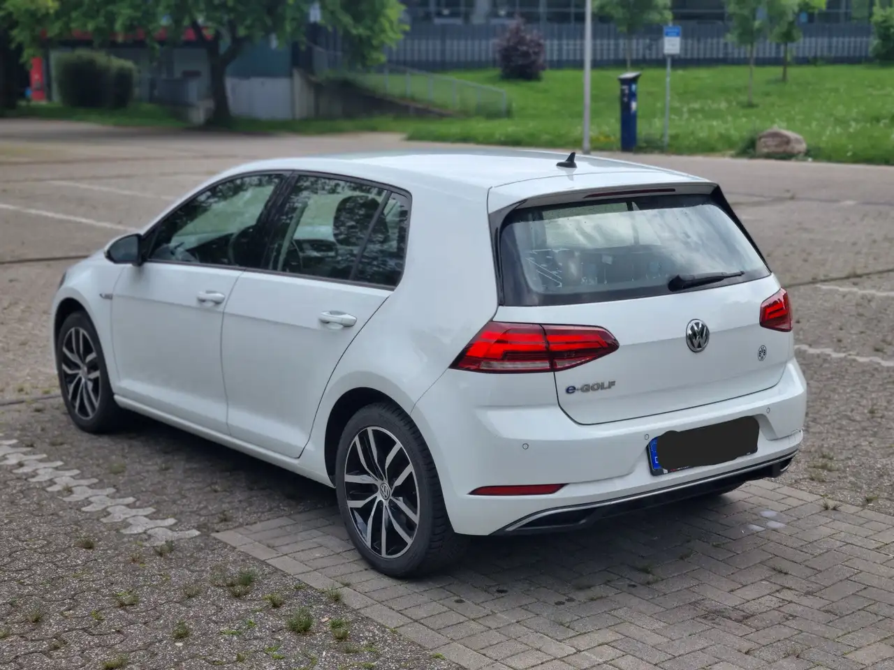 e-Golfmit Standheizung, Navi uvm...