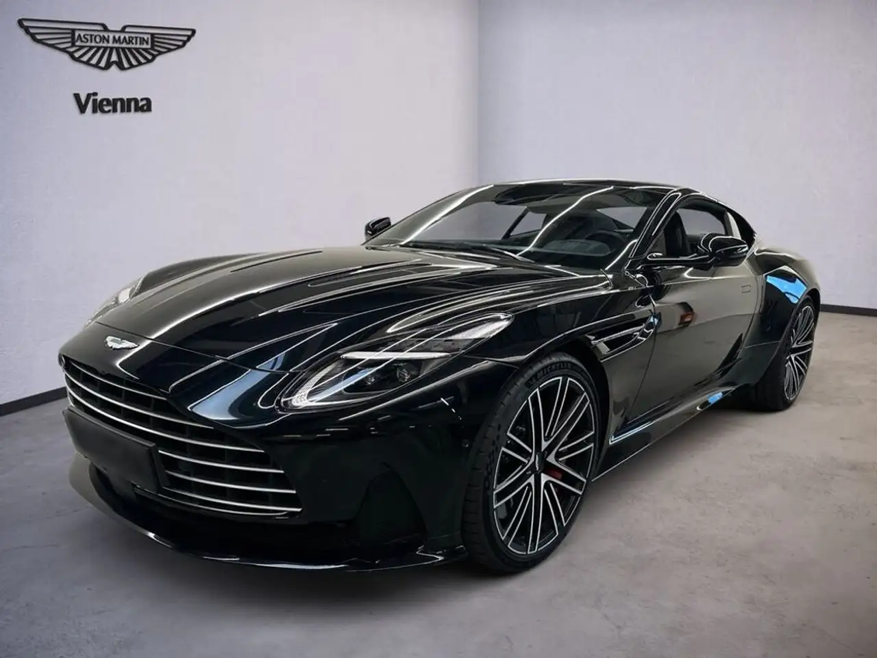 DB12| Onyx Black | Inspire Sport | Dark Chrome