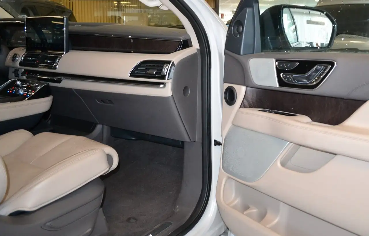 NavigatorL  Biturbo  Luxury -AWD- 7 Sitze