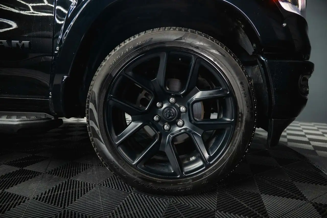 RAM5.7 V8 HEMI 4x4 NIGHT LARAMIE *Pano*22 Zoll*