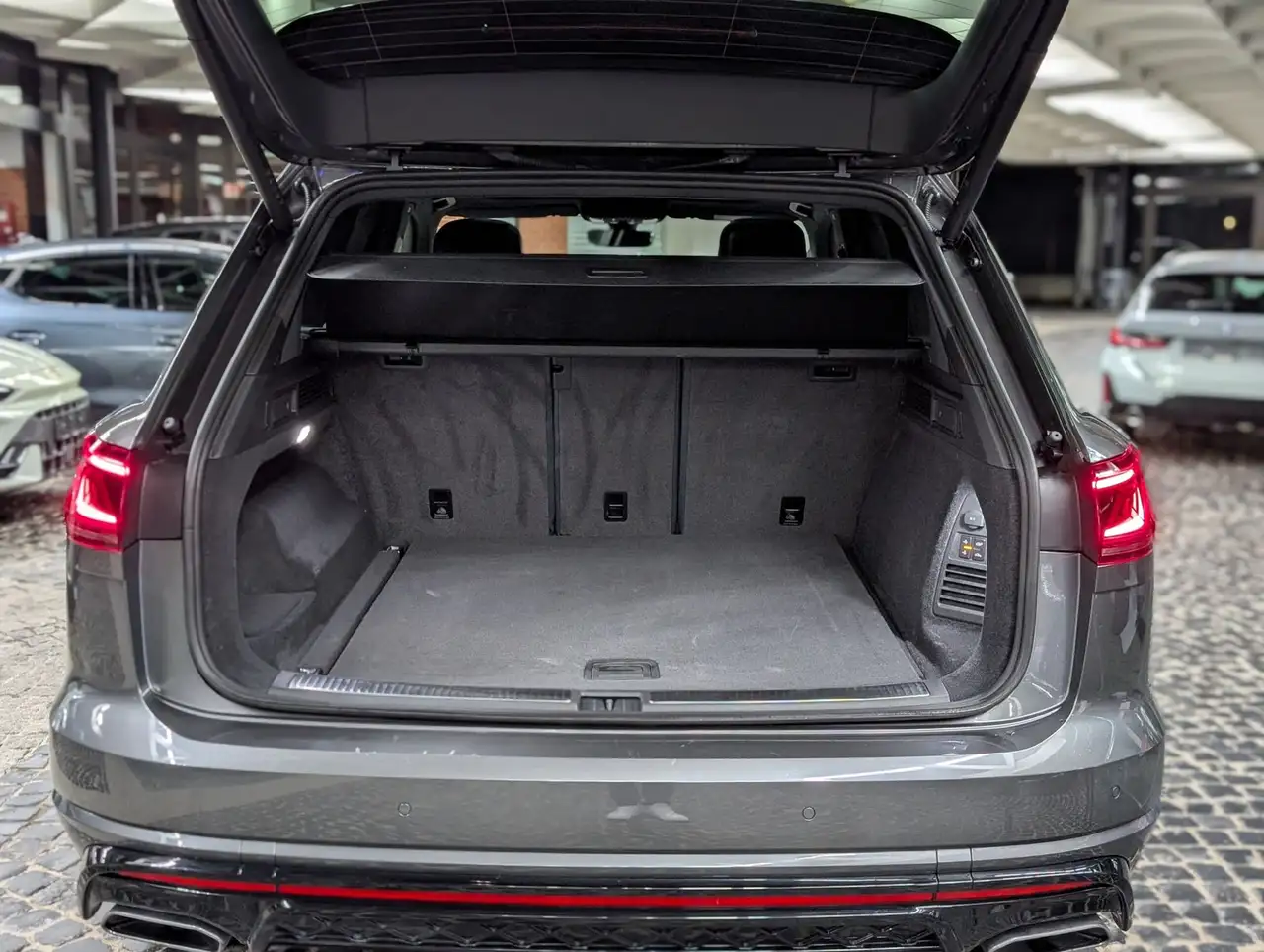 Touareg3.0TDI 4M R-Line VOLL Black 22" UPE 114T