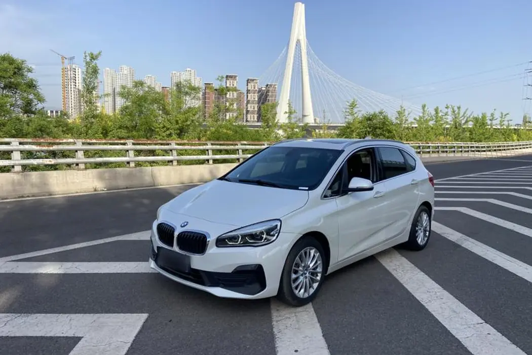BMW 2 Series Wagon 2018 218i Leader
