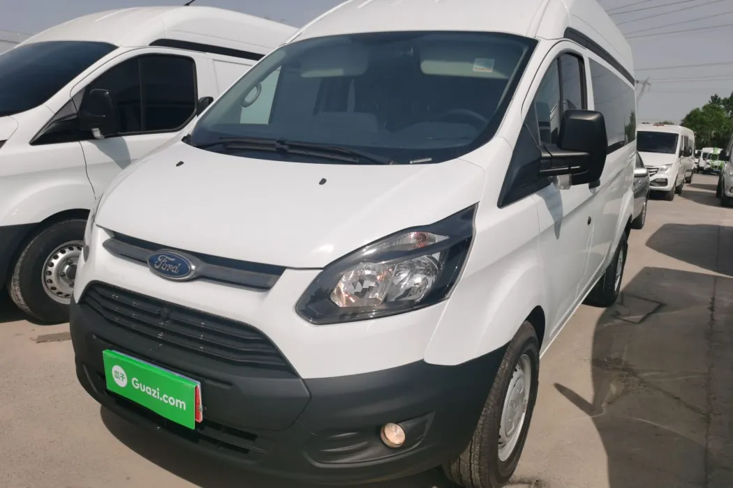 Ford Quanshun 2019 2.0T diesel multi-function commercial vehicle with 6 seats in the center axle and top of the country VI