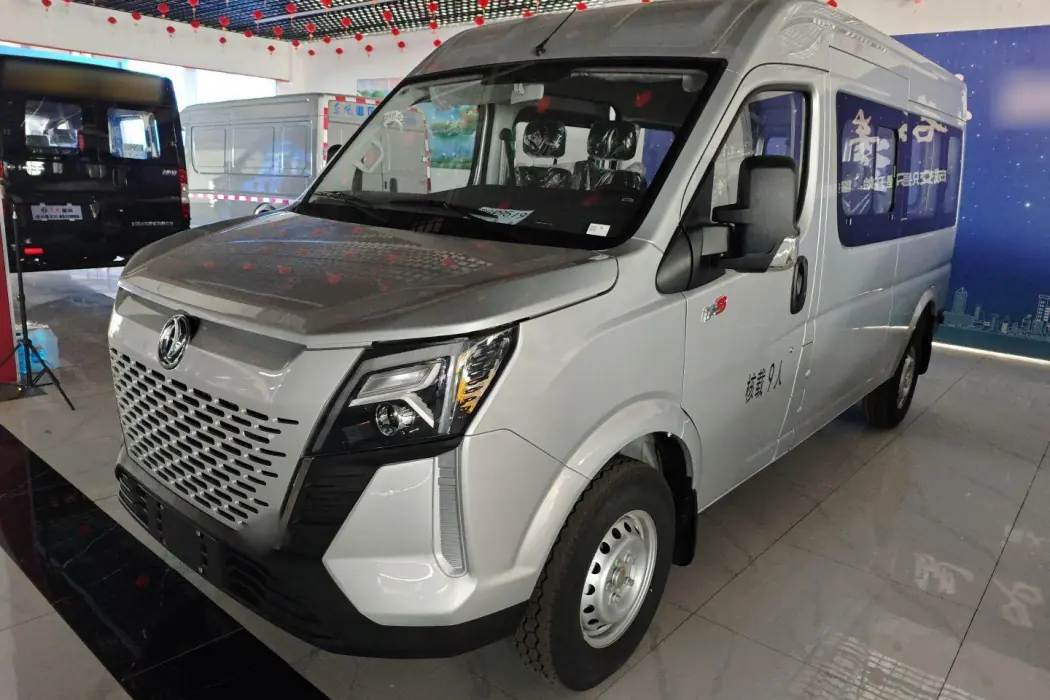 Dongfeng Yufeng Yufeng 2023 V9+2.0T manual rear drive multi-function center axle center top 7/8/9 seats
