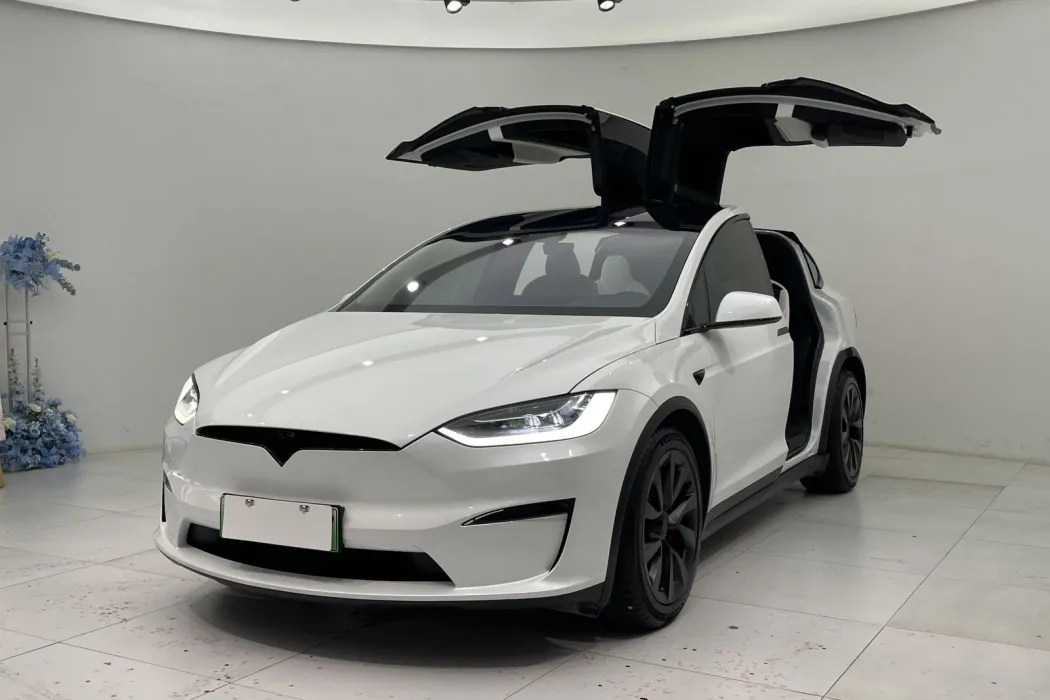 Tesla Model X 2023 three-motor all-wheel drive Plaid version