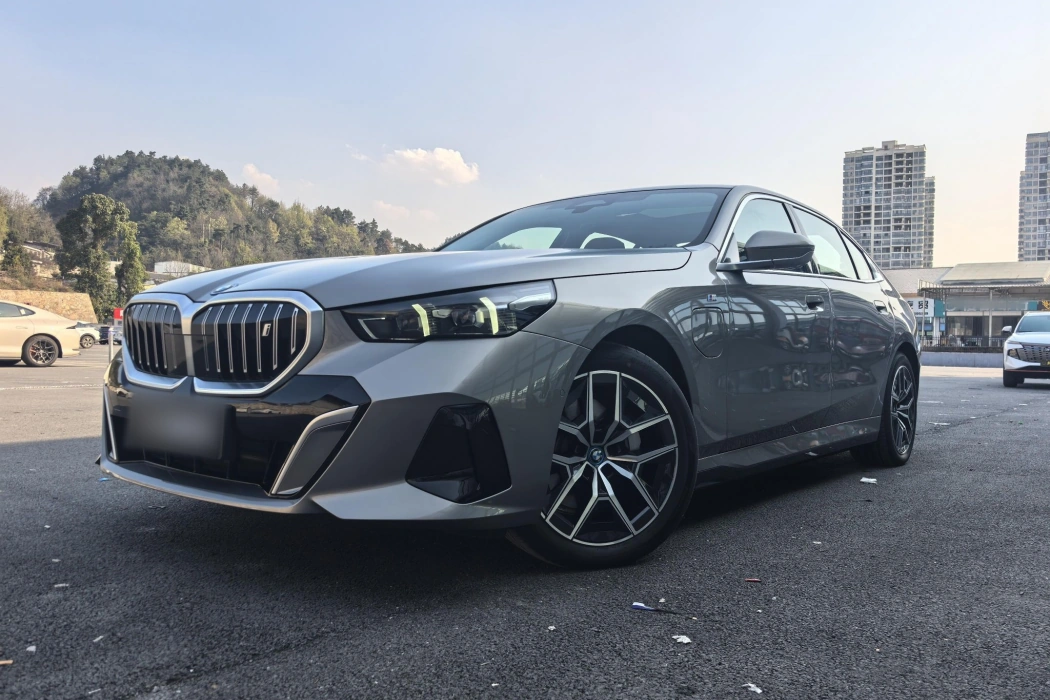 BMW i5 2024 eDrive 35L M sports suit