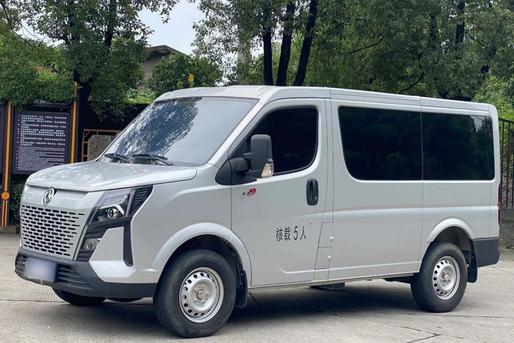 Dongfeng Yufeng Yufeng 2023 V9+2.0T manual front drive multi-function short shaft low top 5/6 seats