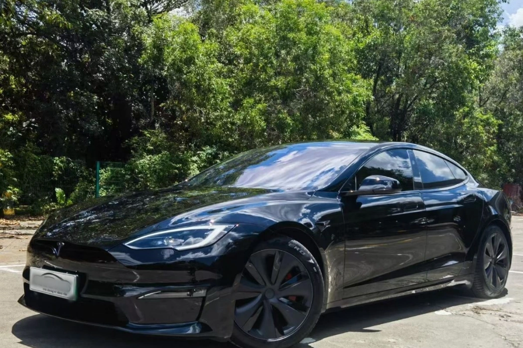 Tesla Model S 2023 three-motor all-wheel drive Plaid version