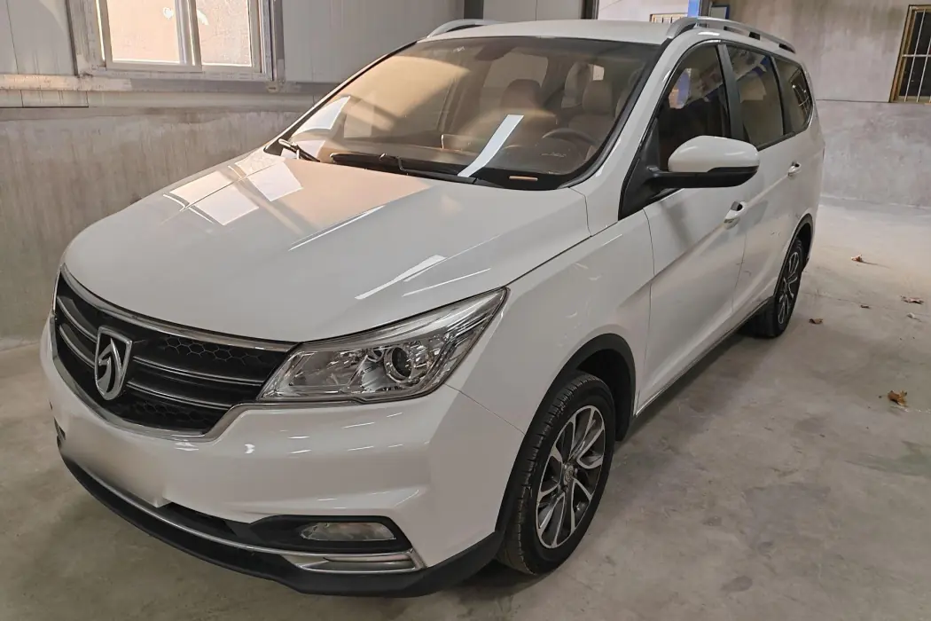 Baojun 730 2017 1.5T manual fashion type 7-seater national V