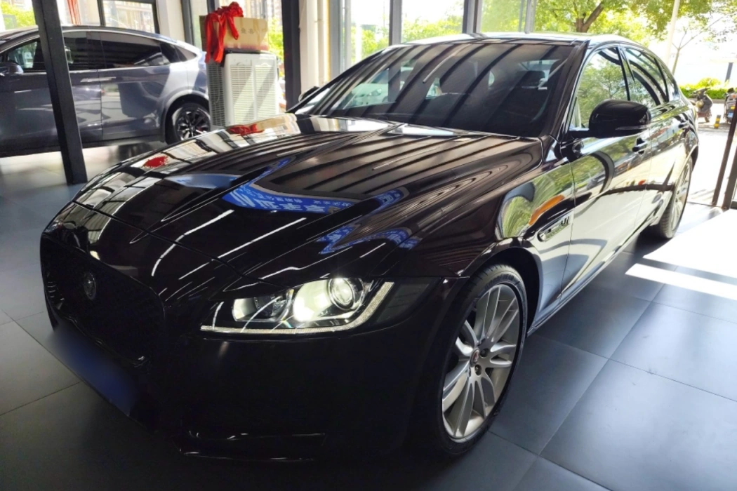 Jaguar XFL 2020 XFL 2.0 T P200 two-wheel drive racing flag version