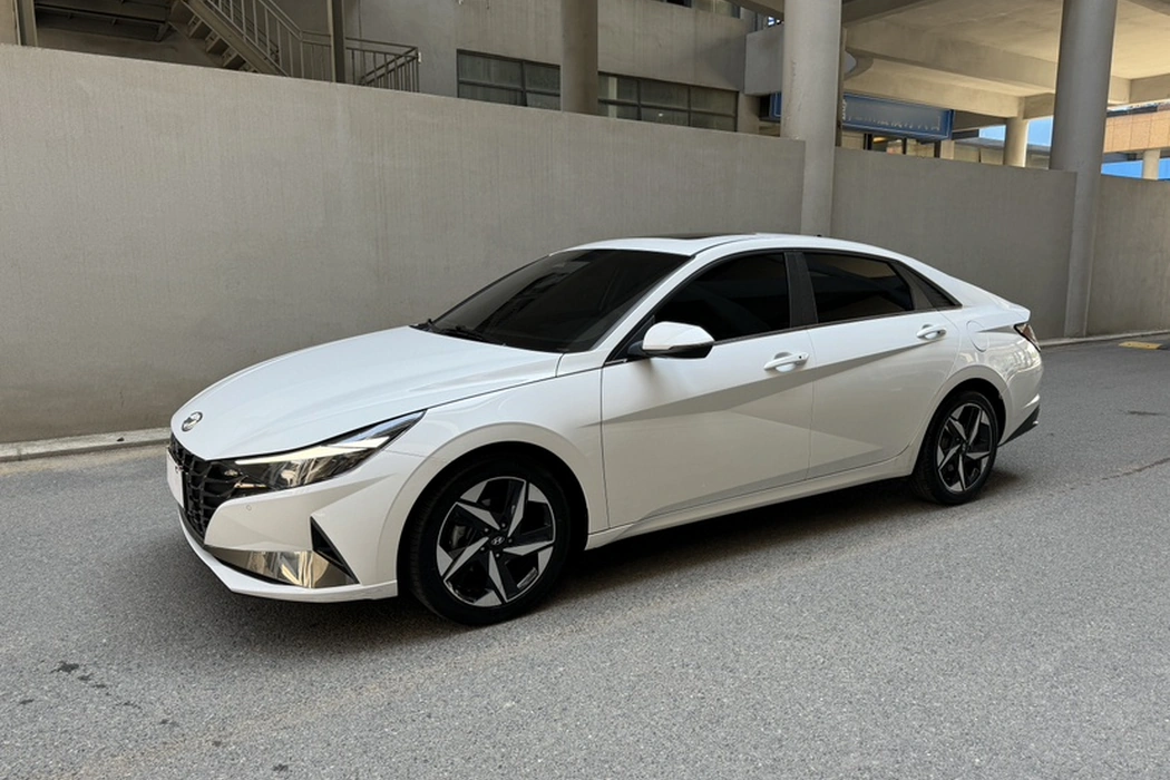 Hyundai Elantra 2022 1.5L CVT LUX Premium Edition