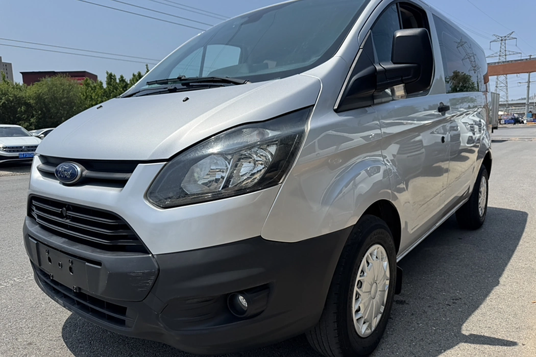 Ford Quanshun 2017 2.0T diesel multi-function commercial vehicle short-axle low-top country V