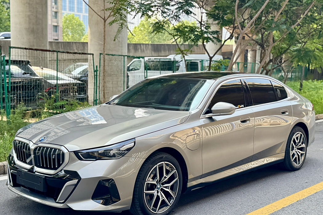 BMW i5 2024 eDrive 35L M sports suit