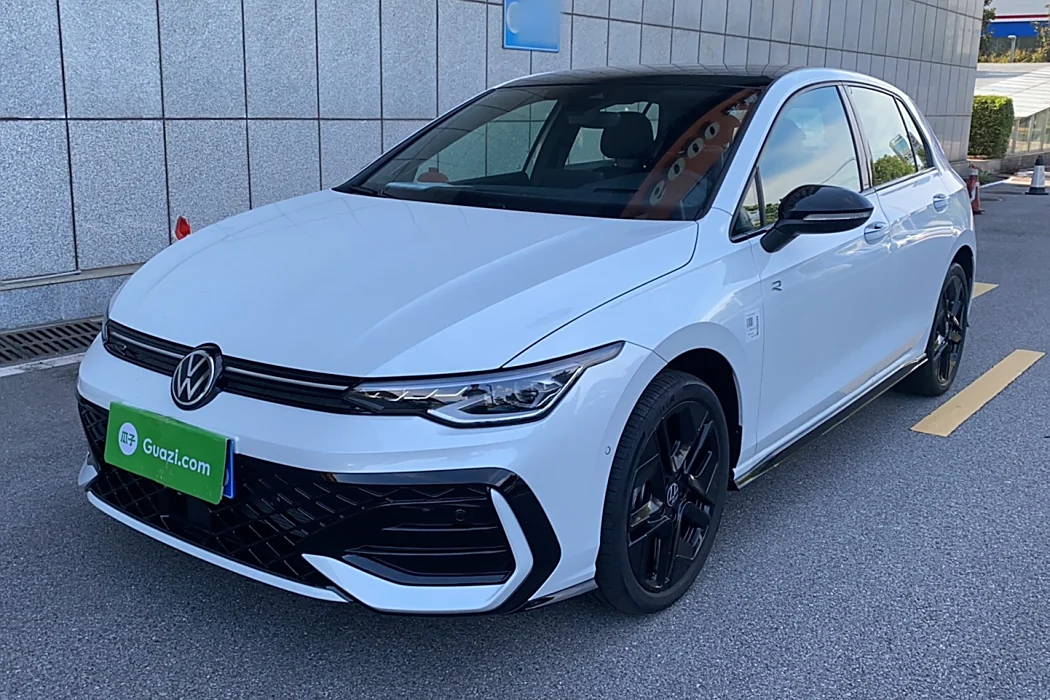 Volkswagen Golf 2025 model 300TSI R-Line