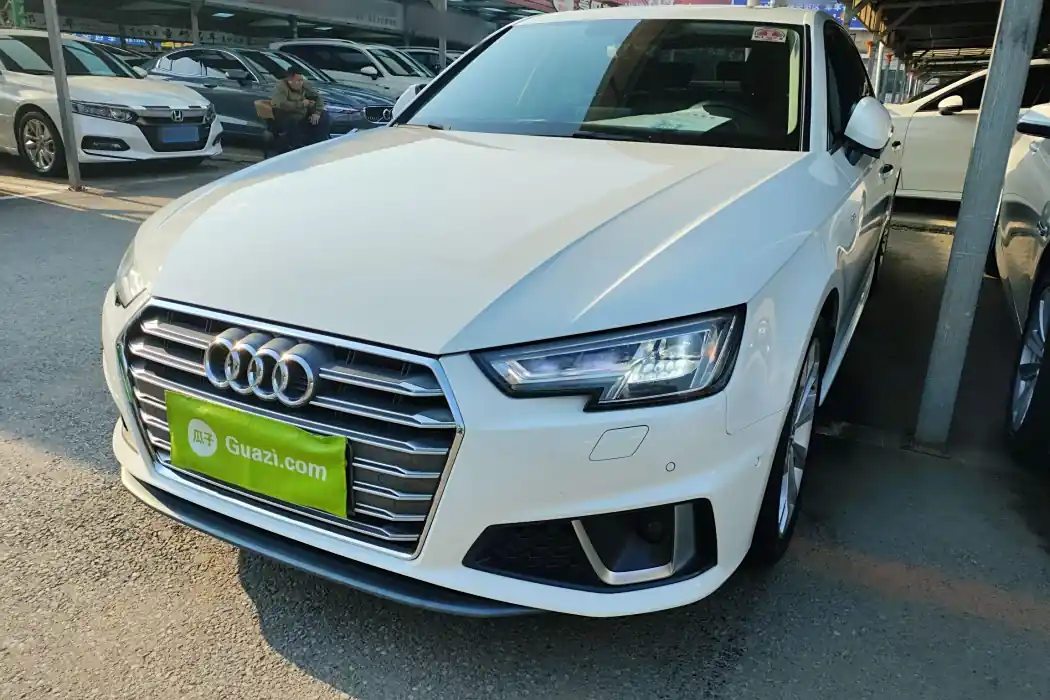 Audi A4L 2019 40 TFSI Style National V