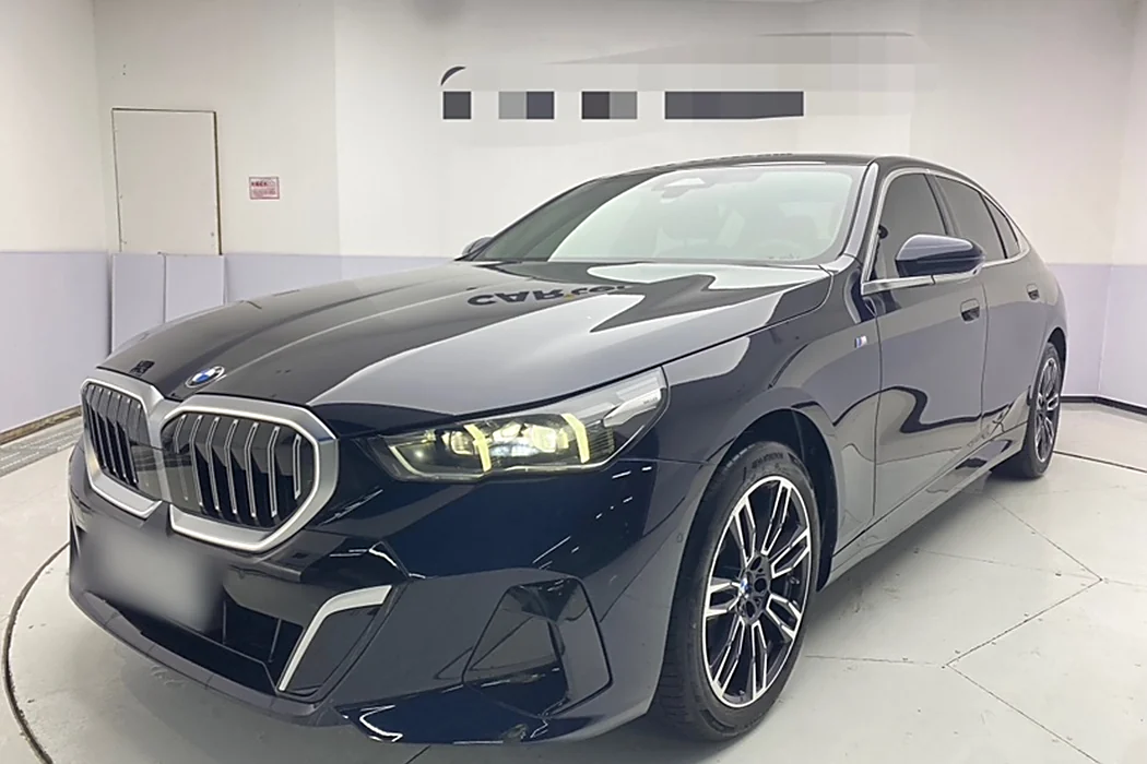 BMW 5 Series 2025 530Li leading M sports suit