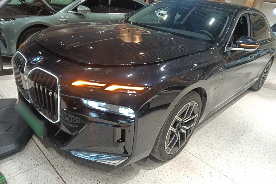 BMW i7 2023 eDrive50L leading M sports suit