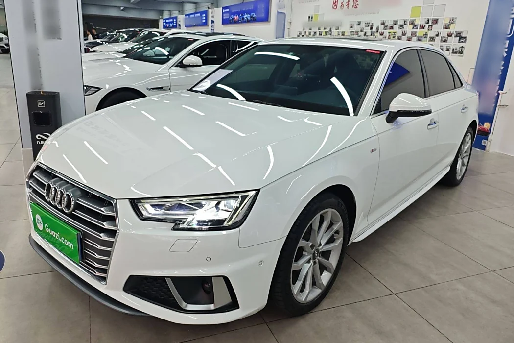 Audi A4L 2019 40 TFSI Style National V