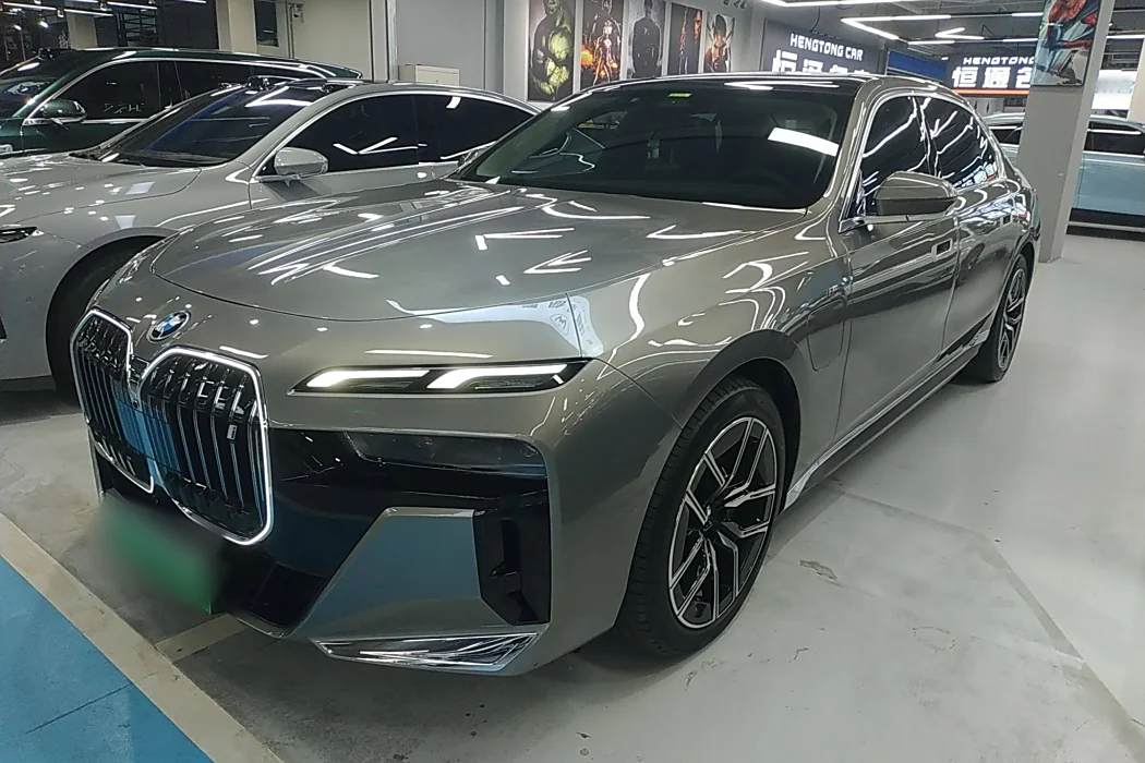 BMW i7 2023 eDrive50L leading M sports suit
