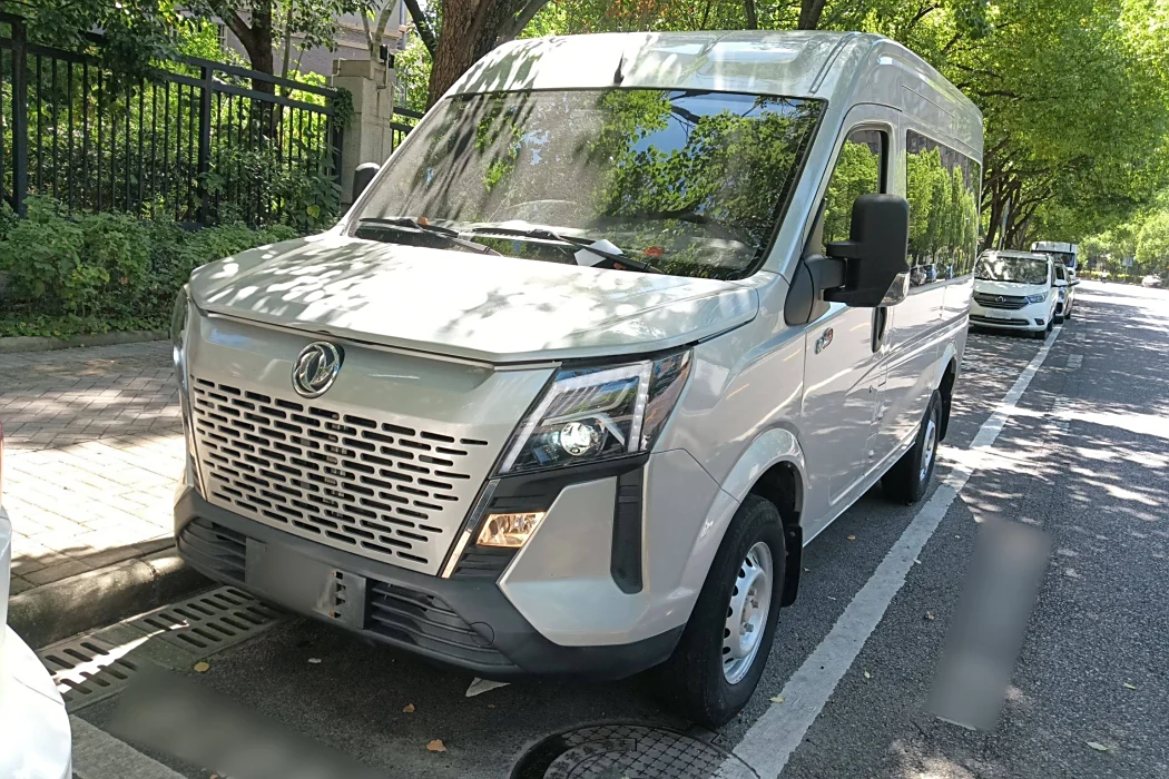 Dongfeng Yufeng Yufeng 2023 V9+2.0T manual front drive multi-function short shaft mid-top 5/6 seats