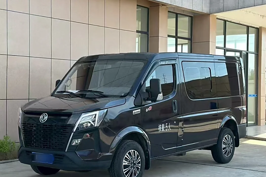 Dongfeng Yufeng Yufeng 2023 V9+2.0T manual front drive multi-function short shaft low top 5/6 seats