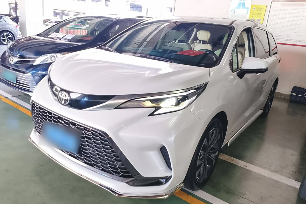 Toyota Grevia 2024 2.5L Hybrid Monarch ULTRA Edition