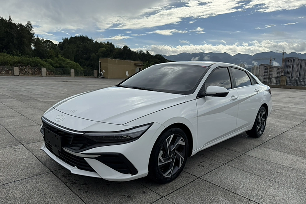 Hyundai Elantra 2023 1.5L CVT LUX Premium Edition