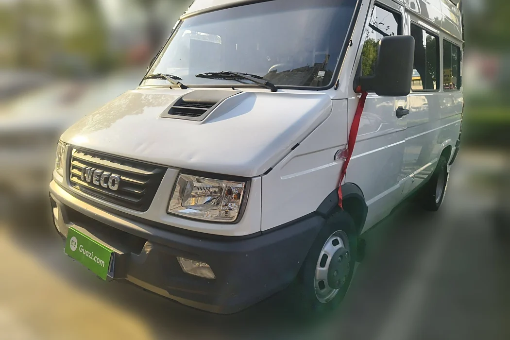 Iveco proud 2021 2.5T A35 M1 passenger car 5-9 seat short axle mid-top double tire side sliding door