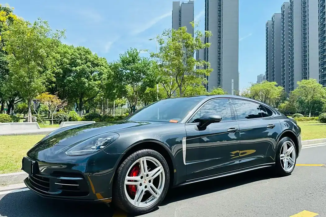 Porsche 2019 Panamera 4 Executive Extended Version 2.9T