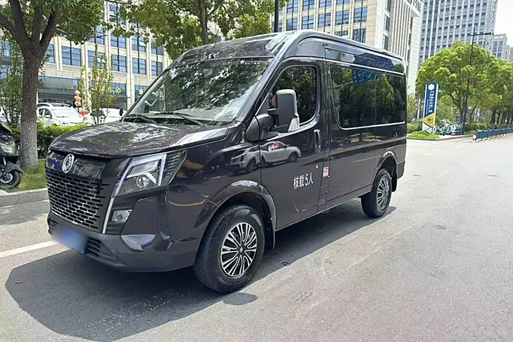 Dongfeng Yufeng Yufeng 2023 V9+2.0T automatic front drive multi-function short shaft mid-top 5/6 seats