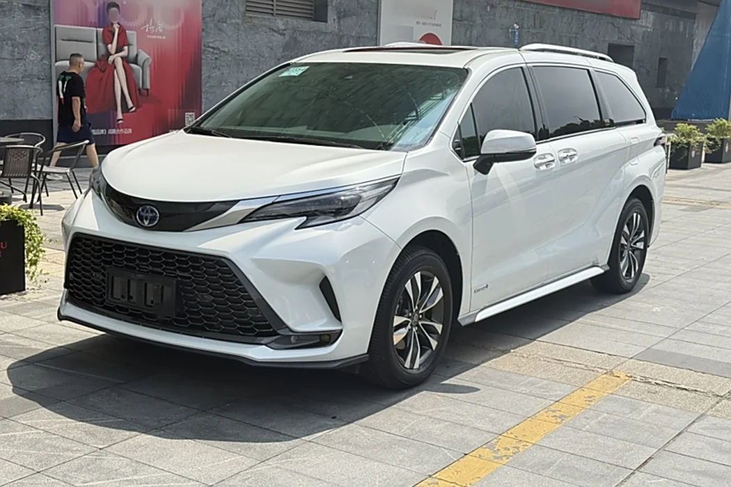 Toyota Grevia 2023 2.5L Hybrid Deluxe Edition