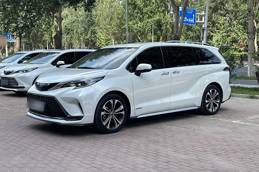 Toyota Grevia 2023 2.5L Hybrid Premium PLUS Edition