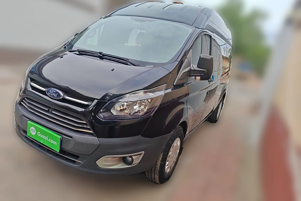 Ford Quanshun 2019 2.0T diesel multi-function commercial vehicle with 6 seats in the center axle and top of the country VI