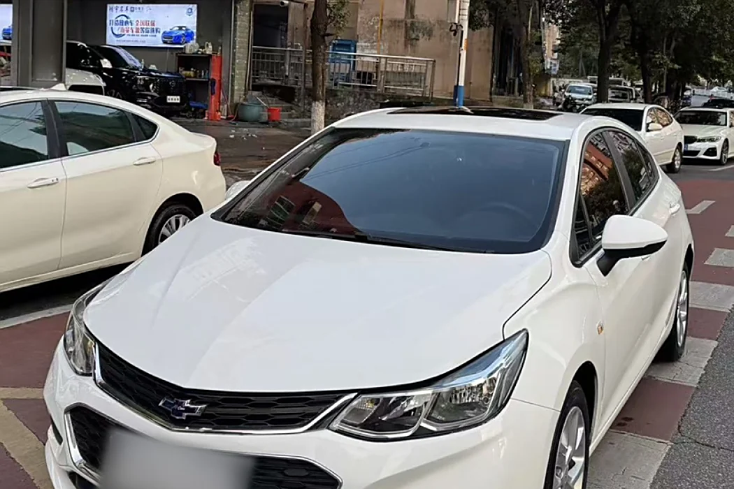 Chevrolet Cruze 2018 Hatchback 320 Automatic Pioneer Sunroof Version