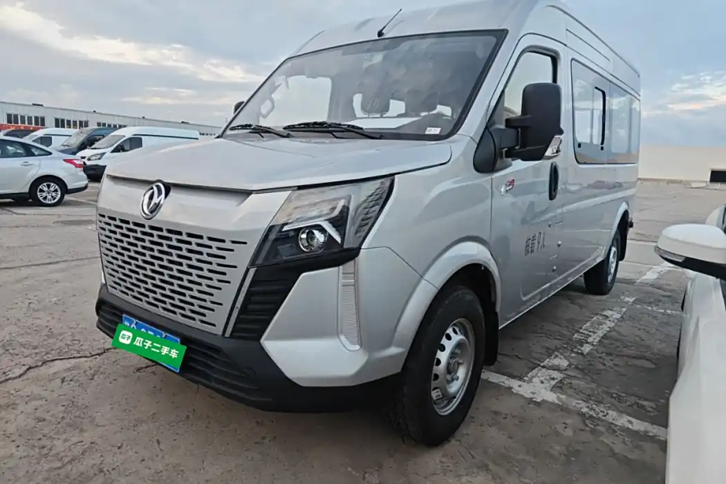 Dongfeng Yufeng Yufeng 2023 V9+2.0T manual front drive multi-function center axle center top 7/8/9 seats